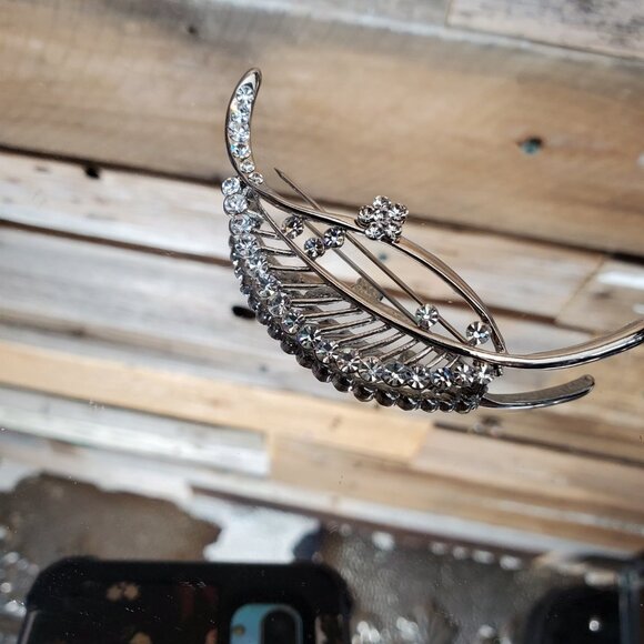 Austrian Crystal & Silver Leaf Pin / Brooch. - Picture 5 of 5